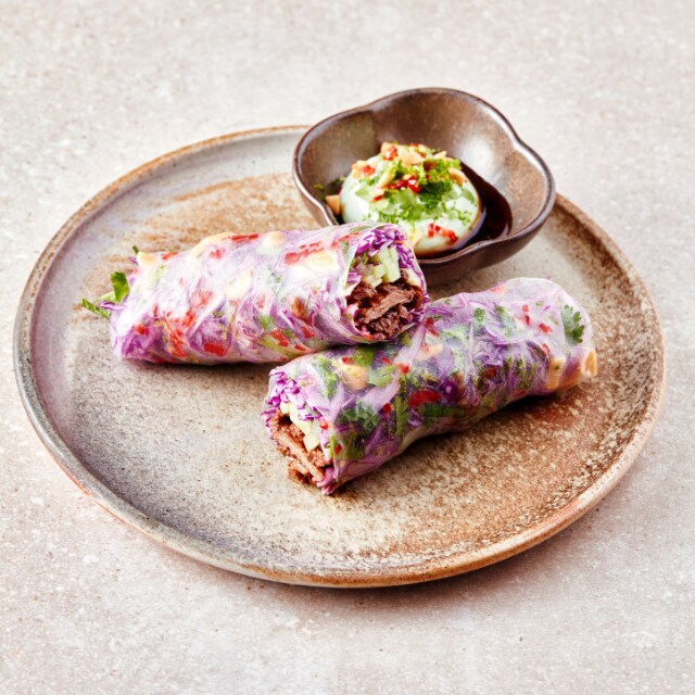 Paarse spitskool-springrolls met BBQ mayo